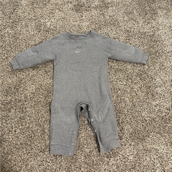 Nike Kids Bundle (hoodie + 2 matching sets + one piece) - Picture 7 of 8